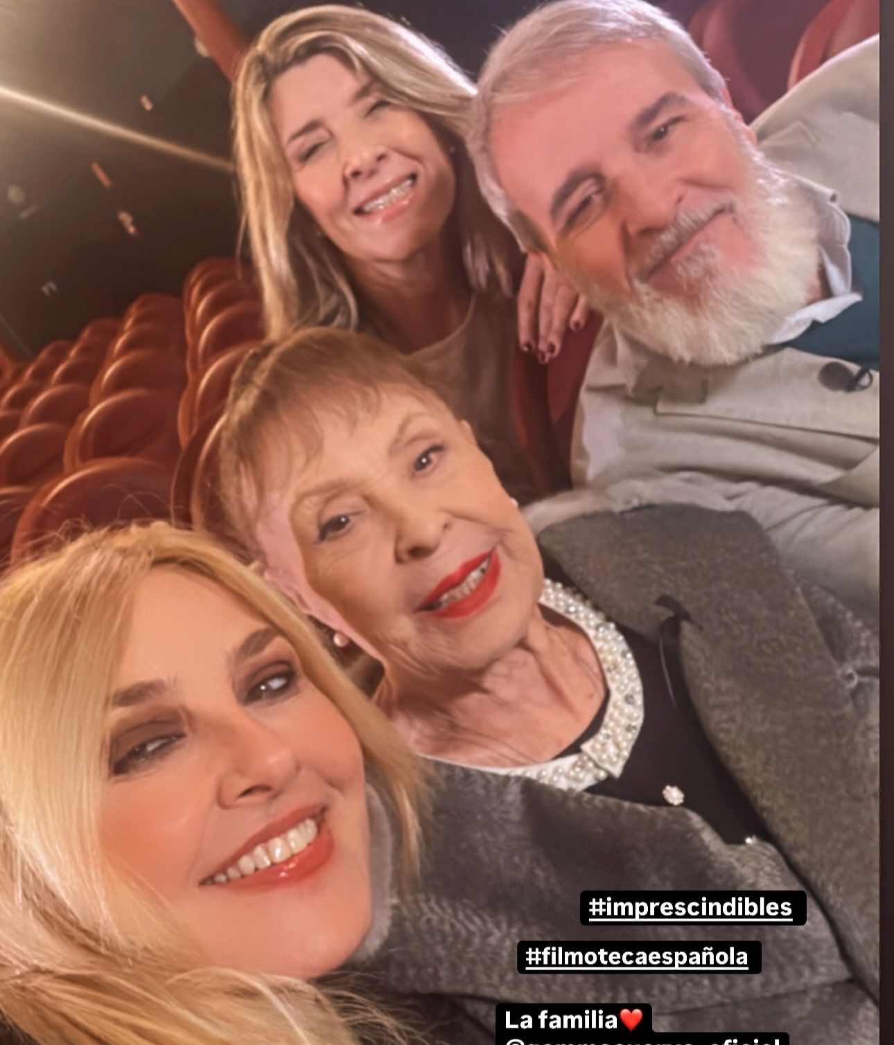 El posado de Gemma Cuervo con sus tres hijos: Cayetana, Fernando y Natalia