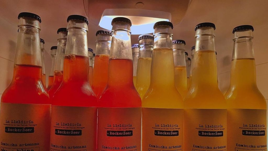 En La Lleldiría, además de quesos, realizan varios tipos kombuchas y bebidas fermentadas.