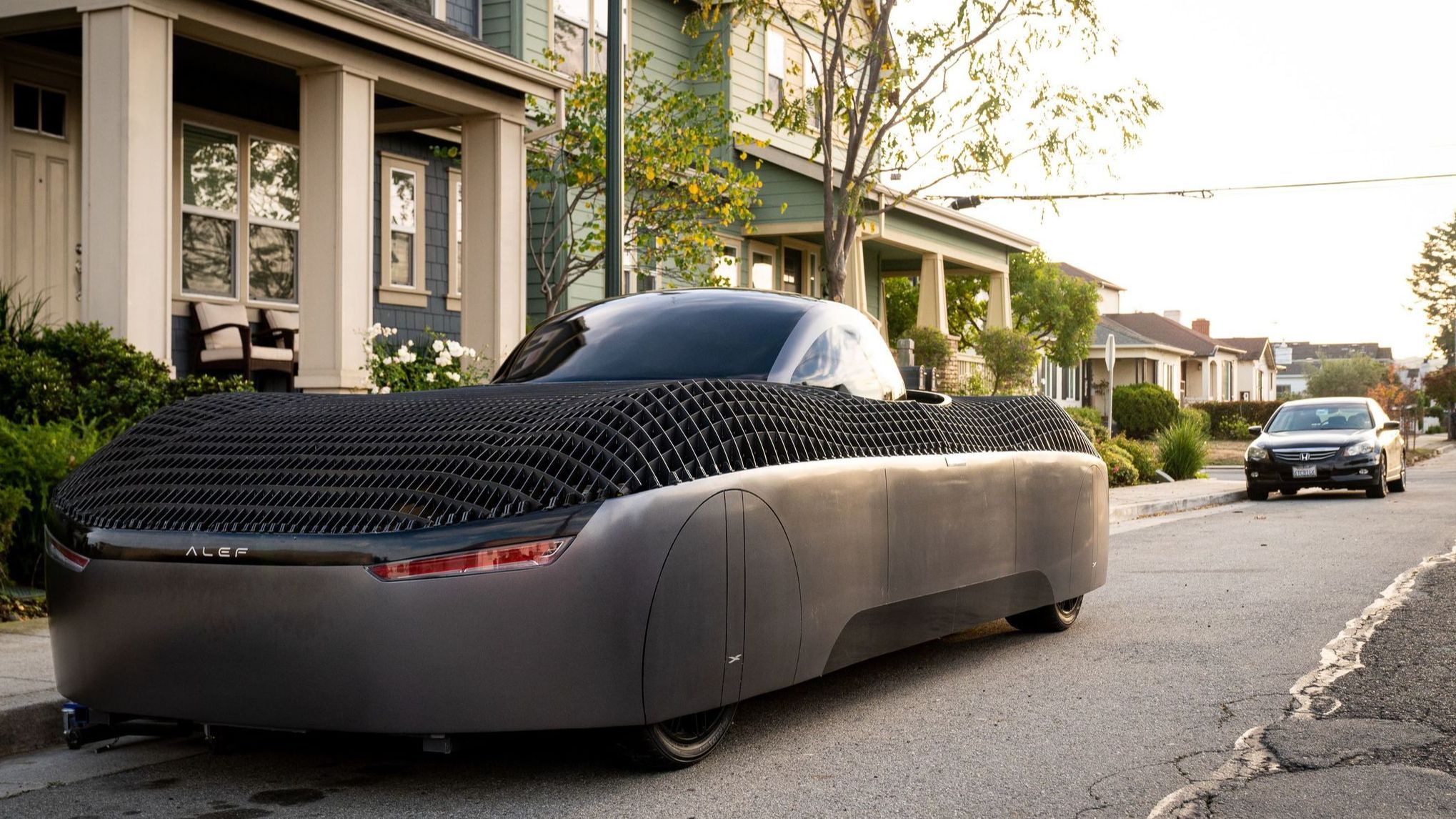Este coche volador eléctrico mide 5,20 metros de largo y, en carretera, alcanza los 40 km/h
