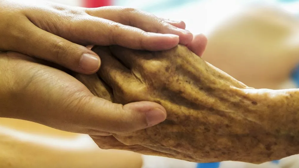 Imagen de archivo de dos personas dándose la mano
