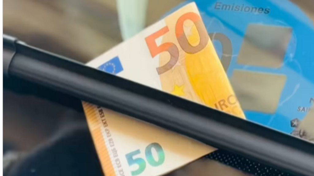 La Policía advierte de la estafa del billete en el parabrisas: la nueva técnica de moda para robar