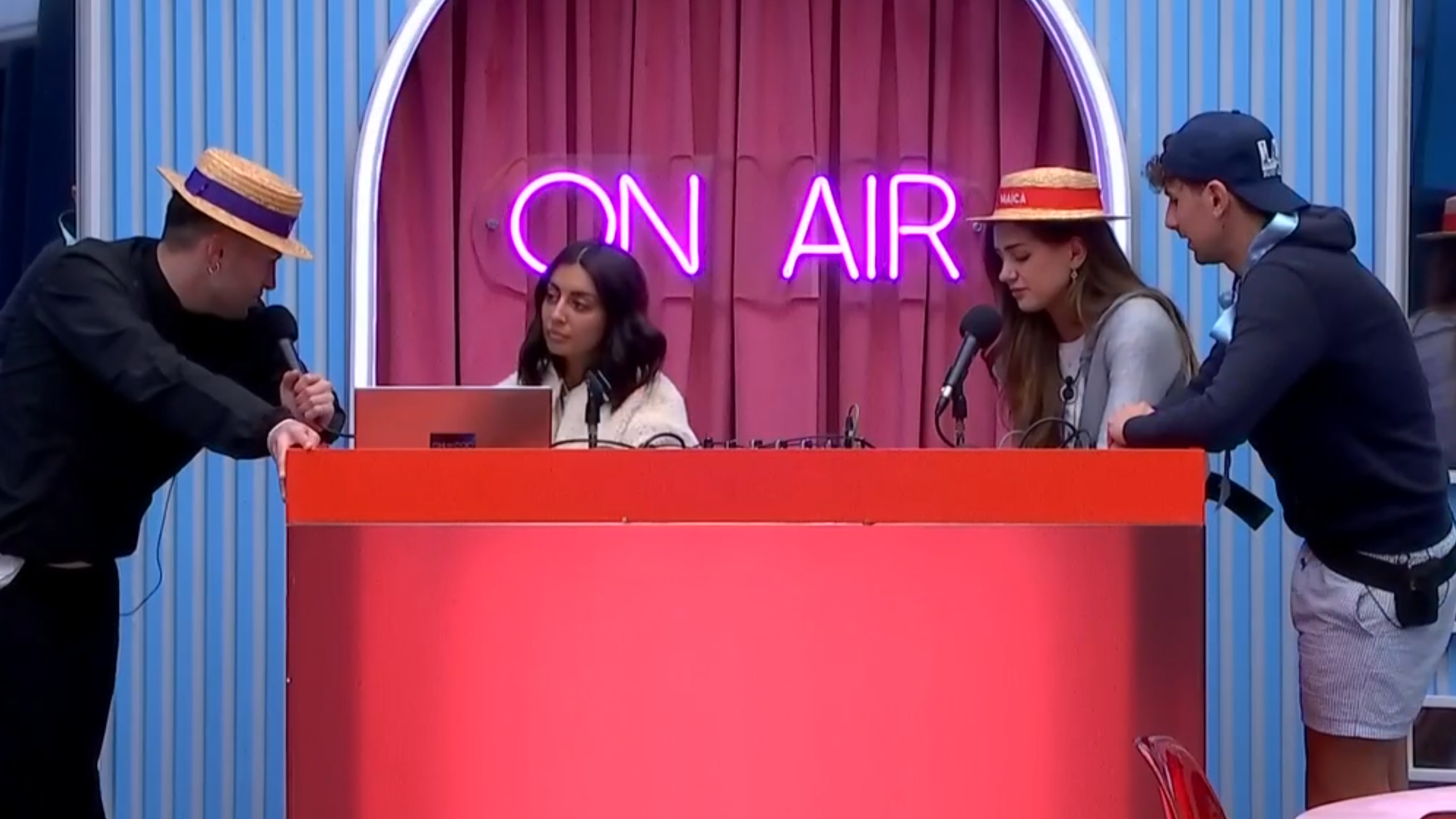 Los cuatro finalistas en la radio