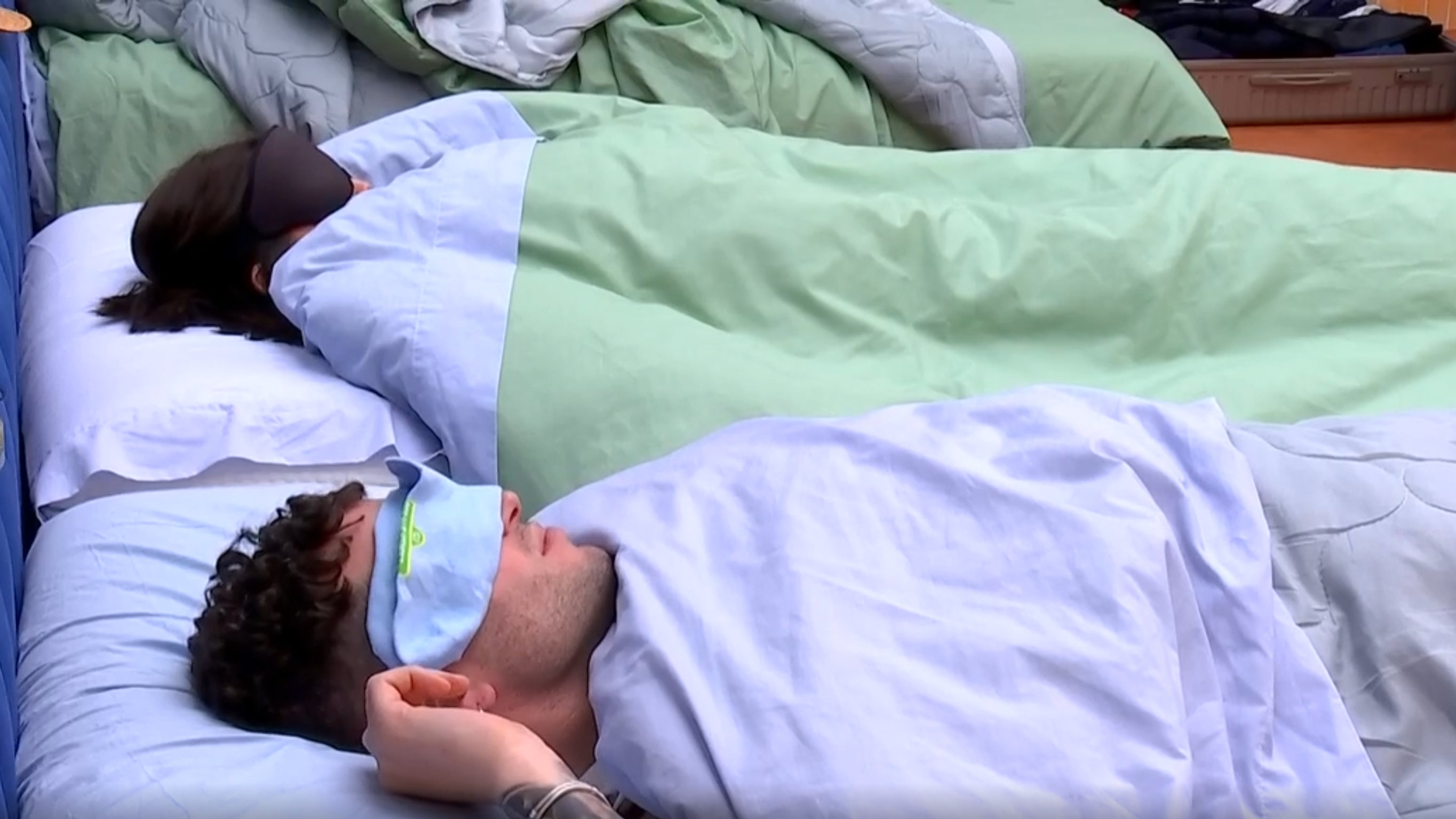 Marieta y Sergio durmiendo