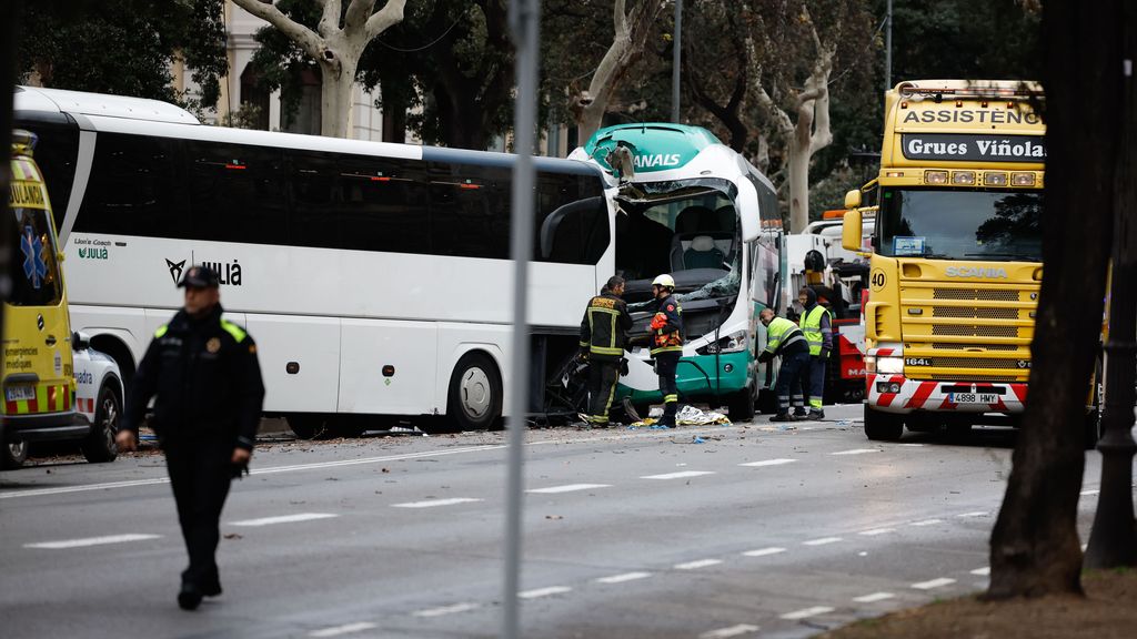 Un peatón que cruzaba por una zona indebida podría ser la causa del accidente de autocares en la Diagonal de Barcelona
