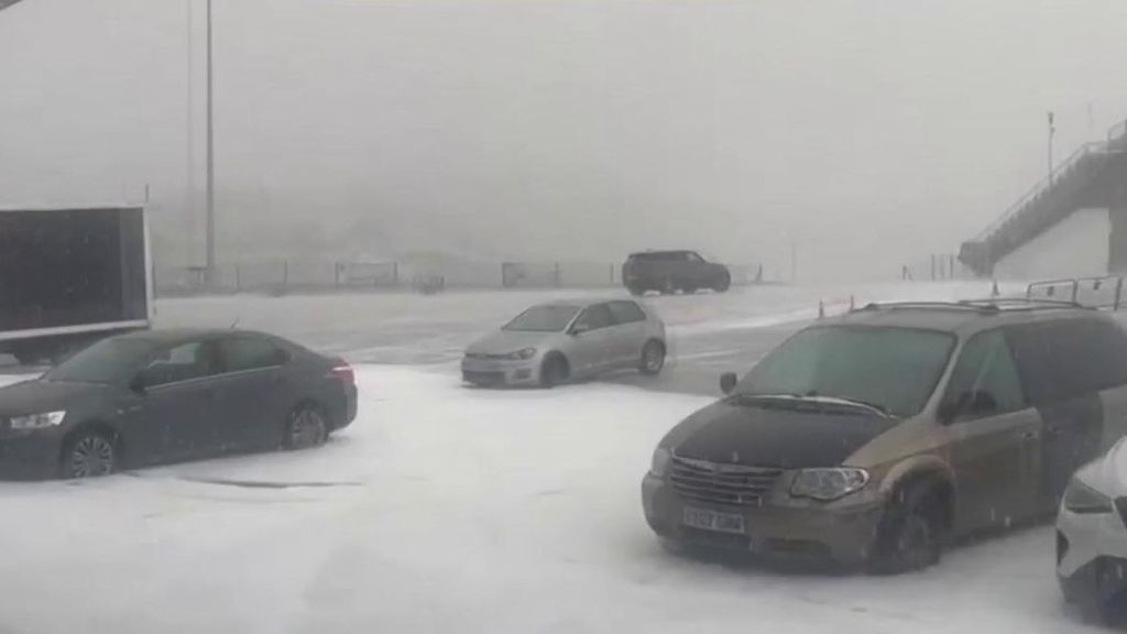 Una capa de granizo cubre el circuito de Jerez.