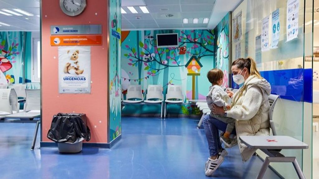 Una madre junto a su hijo pequeño en la unidad de Pediatría