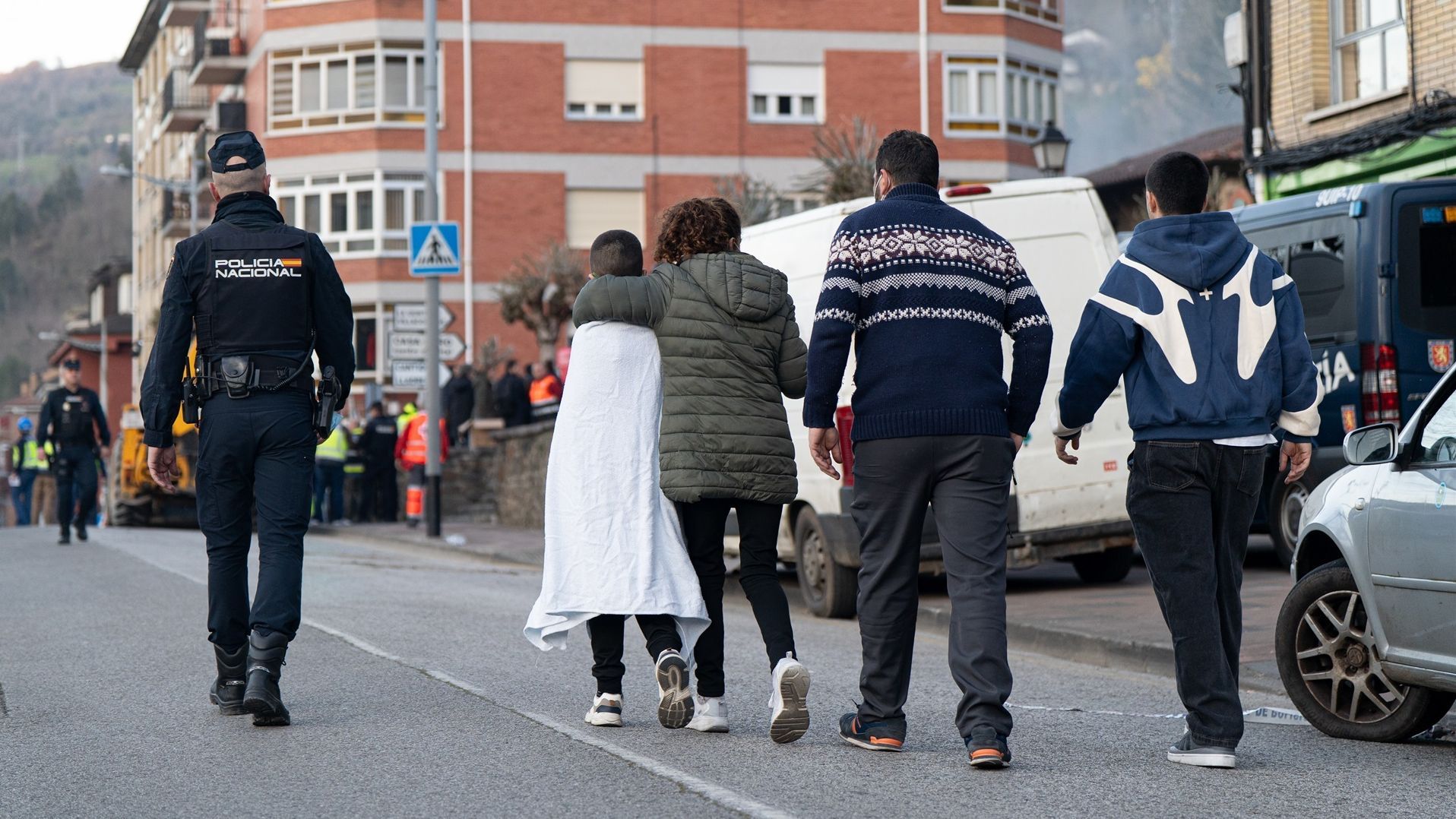 Varias personas caminan tras la explosión de gas ocurrida en Mieres