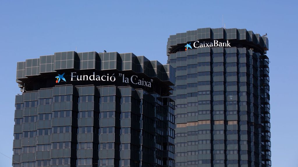 Fachada de la sede de CaixaBank y la Fundación La Caixa