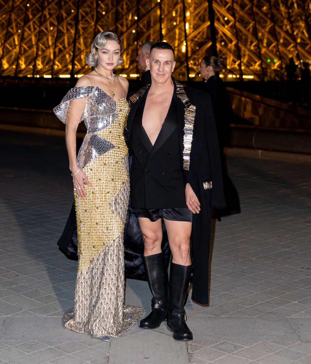 Jeremy Scott, acompañado por Gigi Hadid