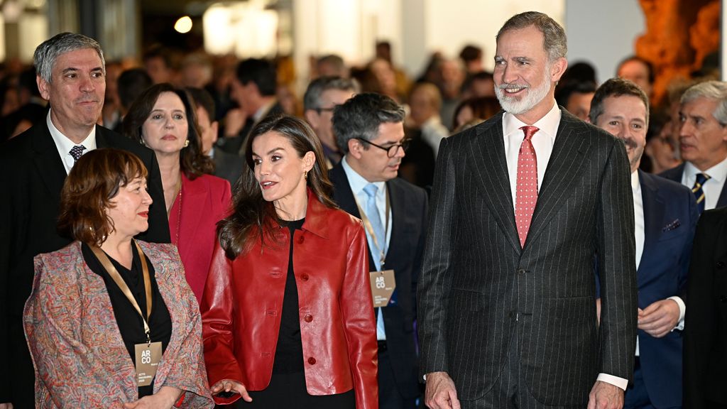 Los reyes Felipe y Letizia inauguran ARCO con un emocionante homenaje a Helga de Alvear rodeado de arte