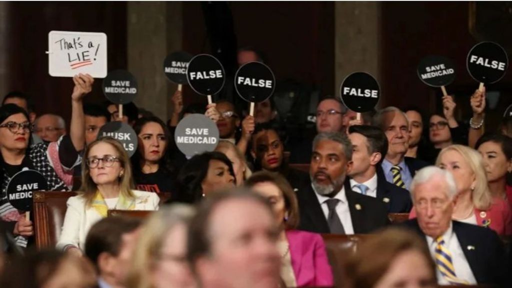 Los demócratas protestan contra el discurso triunfalista de Trump en el Senado