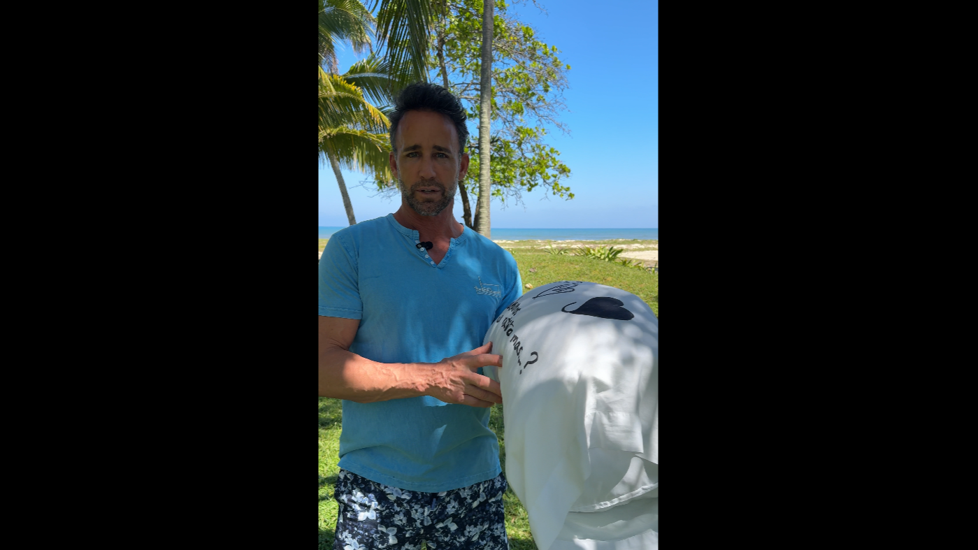 Álvaro Escassi se lleva a 'Supervivientes' una almohada con mensaje secreto de Sheila Casas: "Es una frase muy simbólica para nosotros"