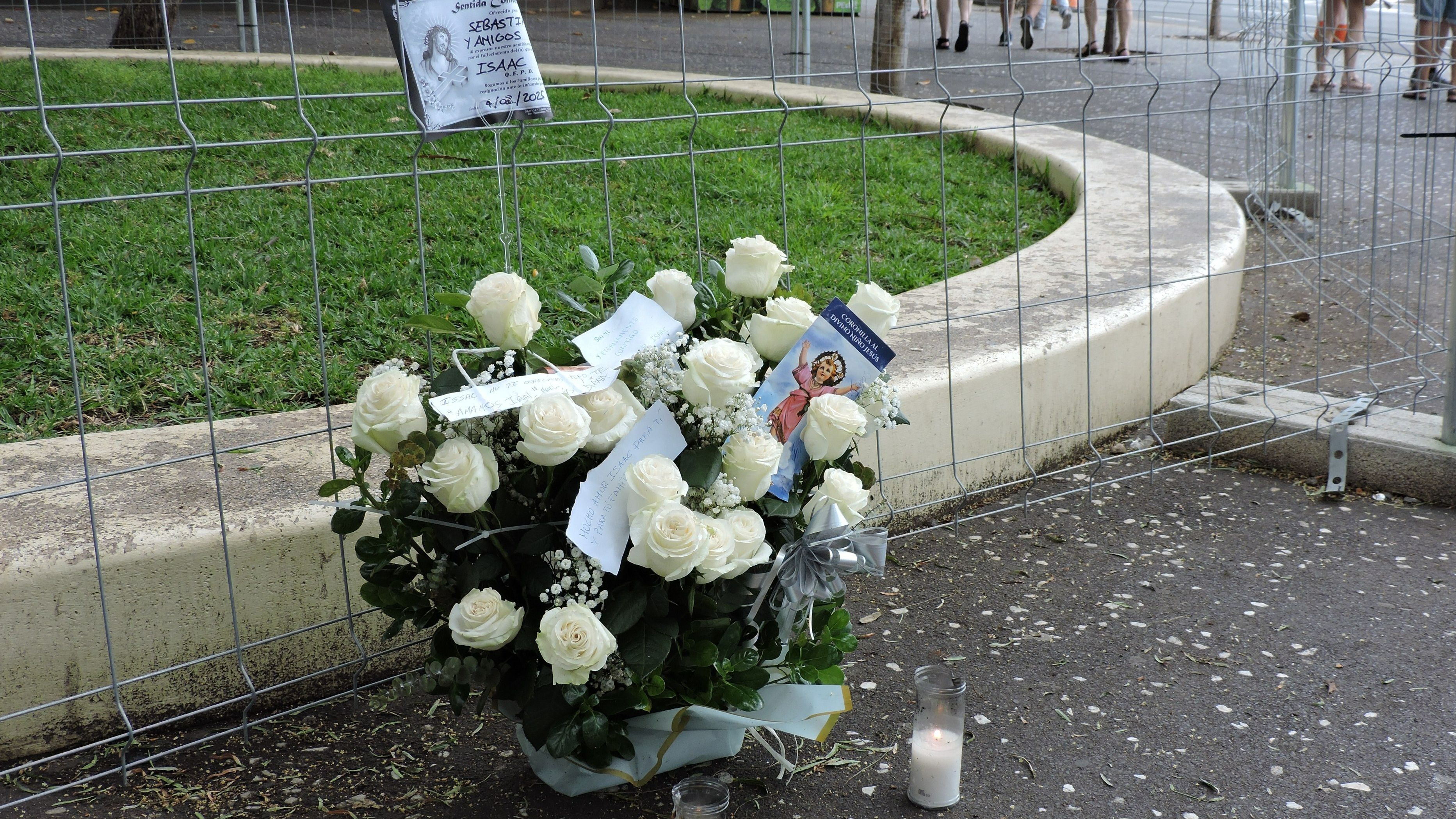Arreglo floral en memoria del joven fallecido este lunes en el Carnaval de Santa Cruz de Tenerife