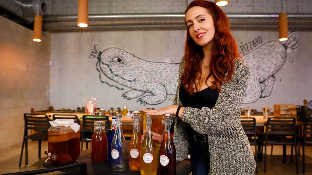 @spicy_krmen posa con unas botellas de kombucha casera