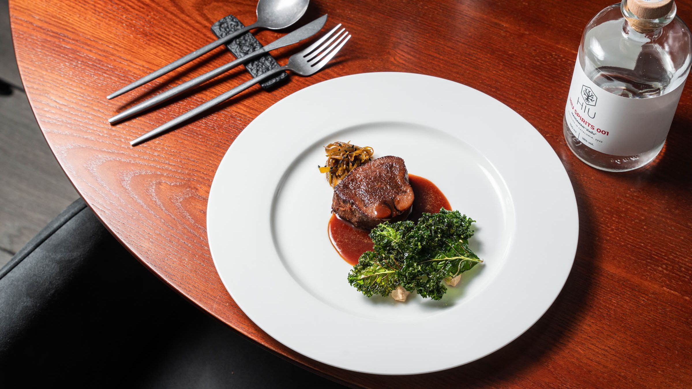 Lengua de ternera a baja temperatura, con puré de alcachofa frita y kale