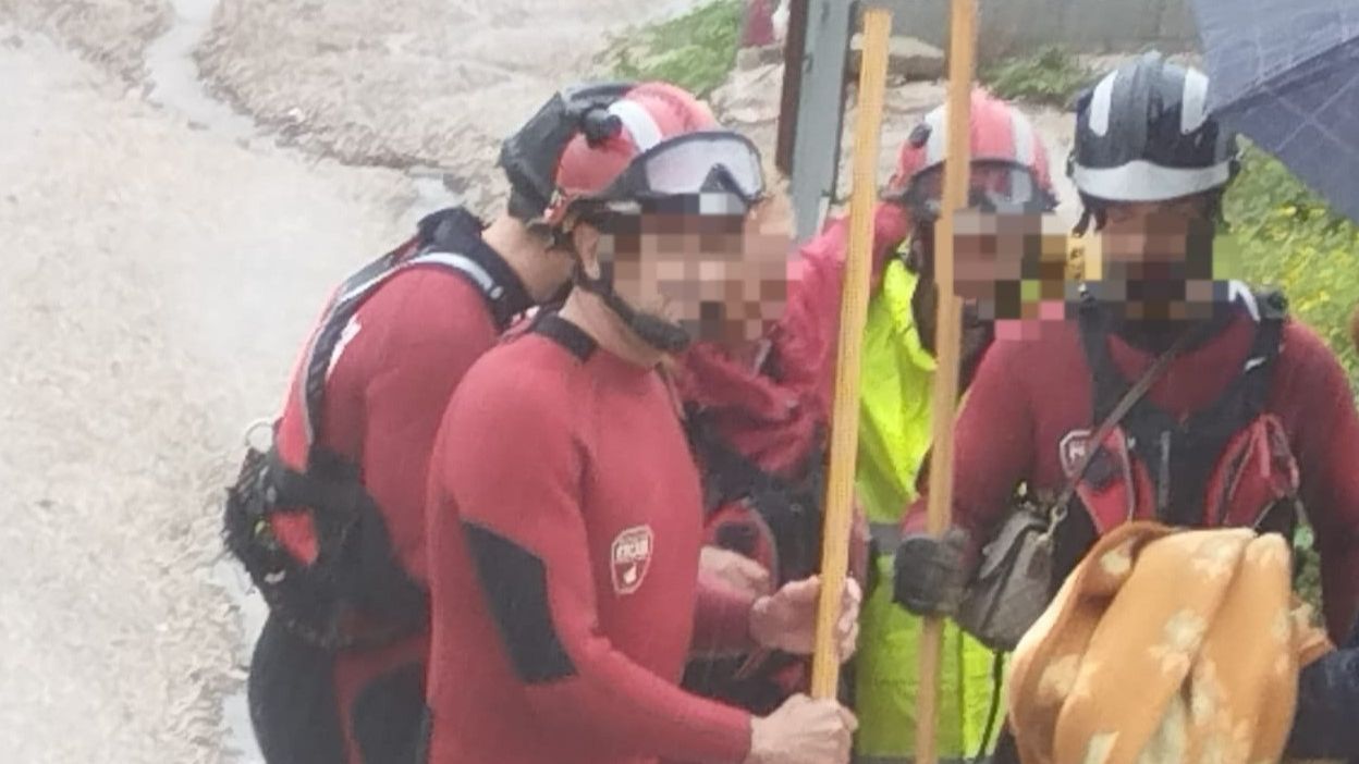Efectivos rescatan a una mujer en Lorca durante el temporal
