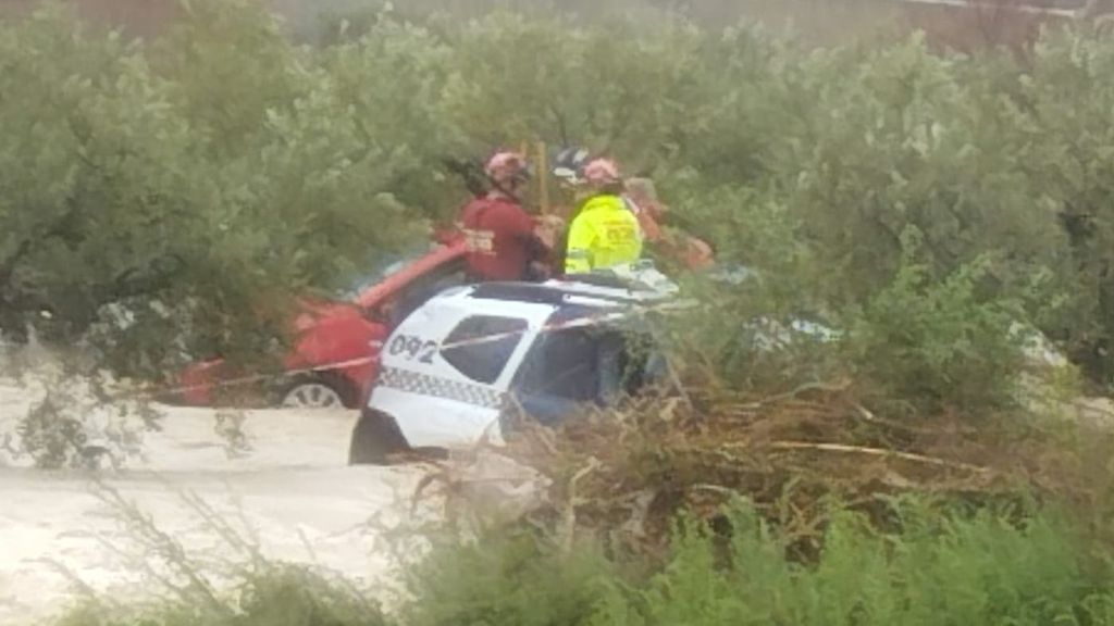 El agónico rescate en Lorca de una mujer que quedó atrapada dentro de su coche entre dos ramblas por el temporal