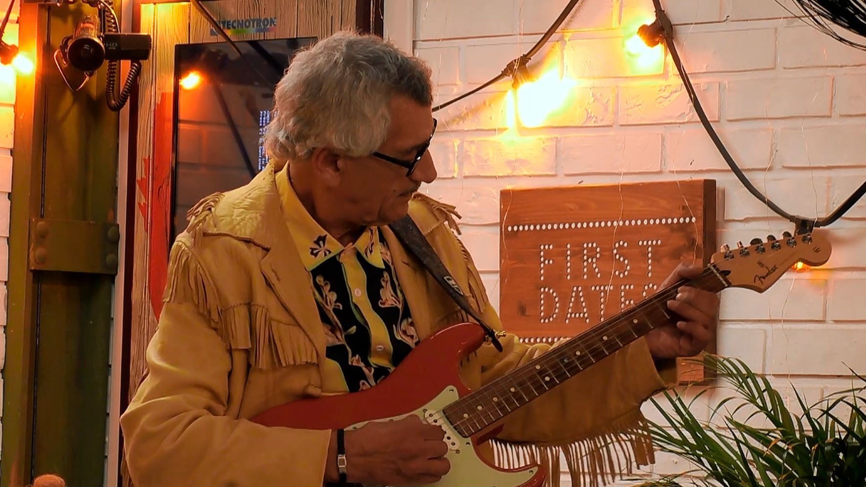 Fito toca la guitarra para su cita en 'First Dates' 