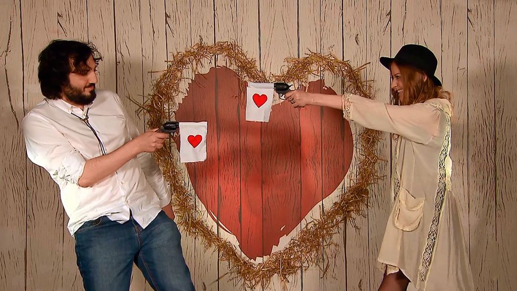 Laura y Jaime en el duelo final de su cita western en 'First Dates'