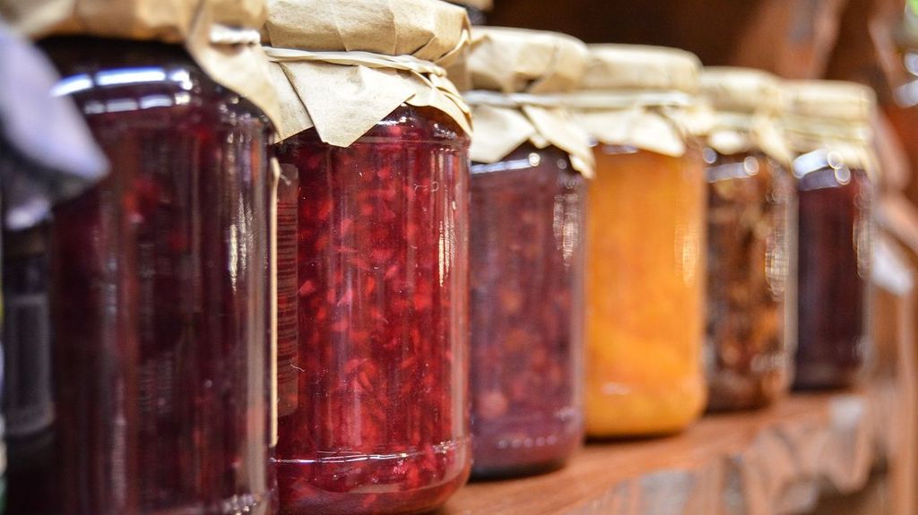 Los frascos de vidrio son comunes en cualquier despensa
