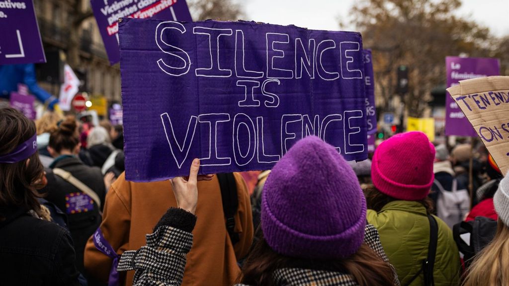 Manifestación en París contra la violencia sexual en apoyo a Gisele Pelicot.