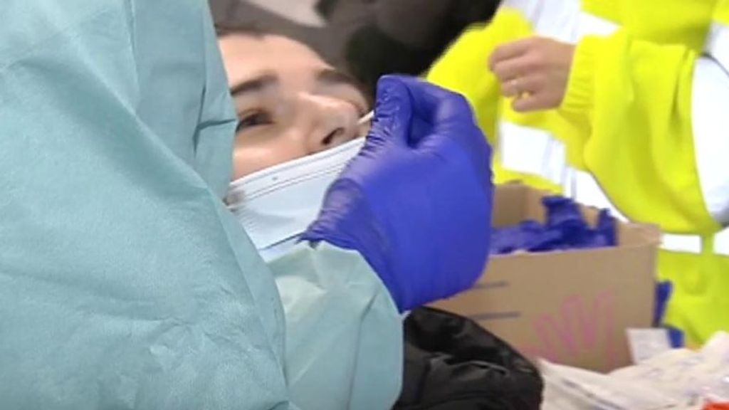 Sanitario realizando una prueba de covid.