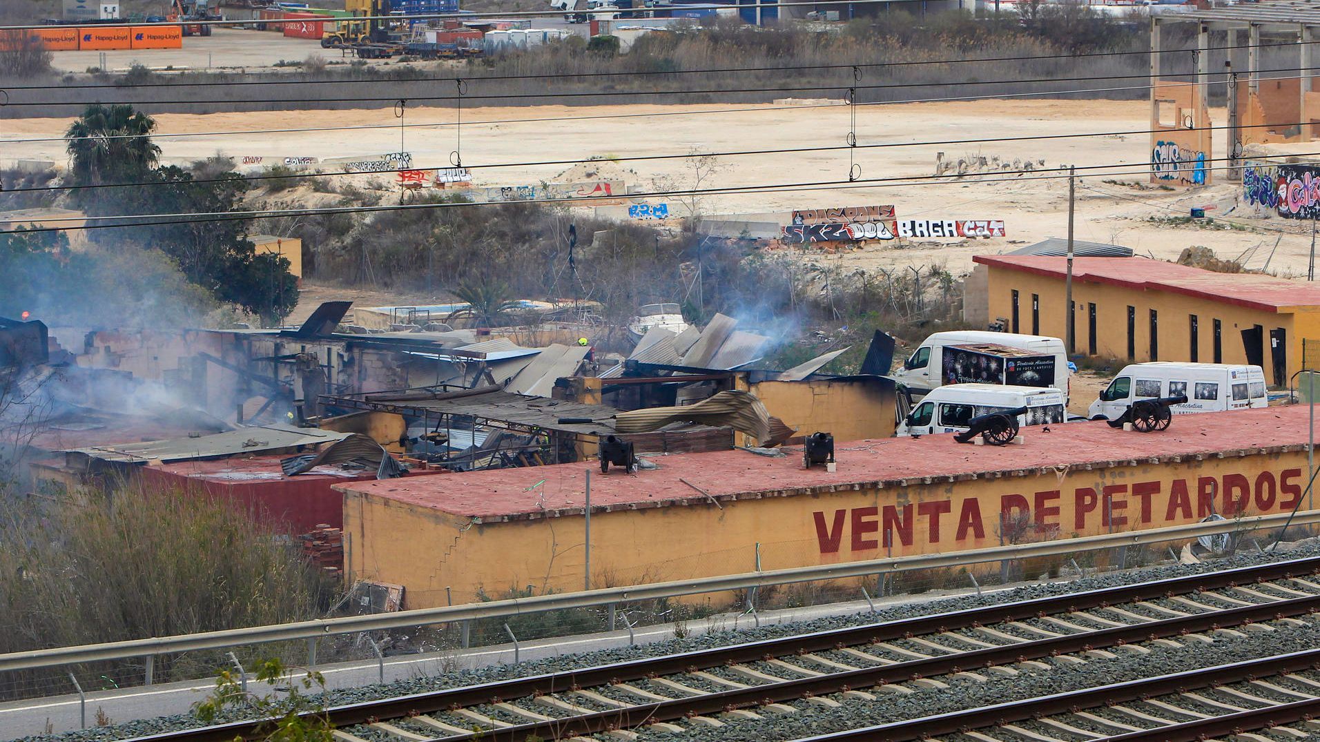 Un desaparecido y cuatro heridos en la explosión de una pirotecnia en Alicante