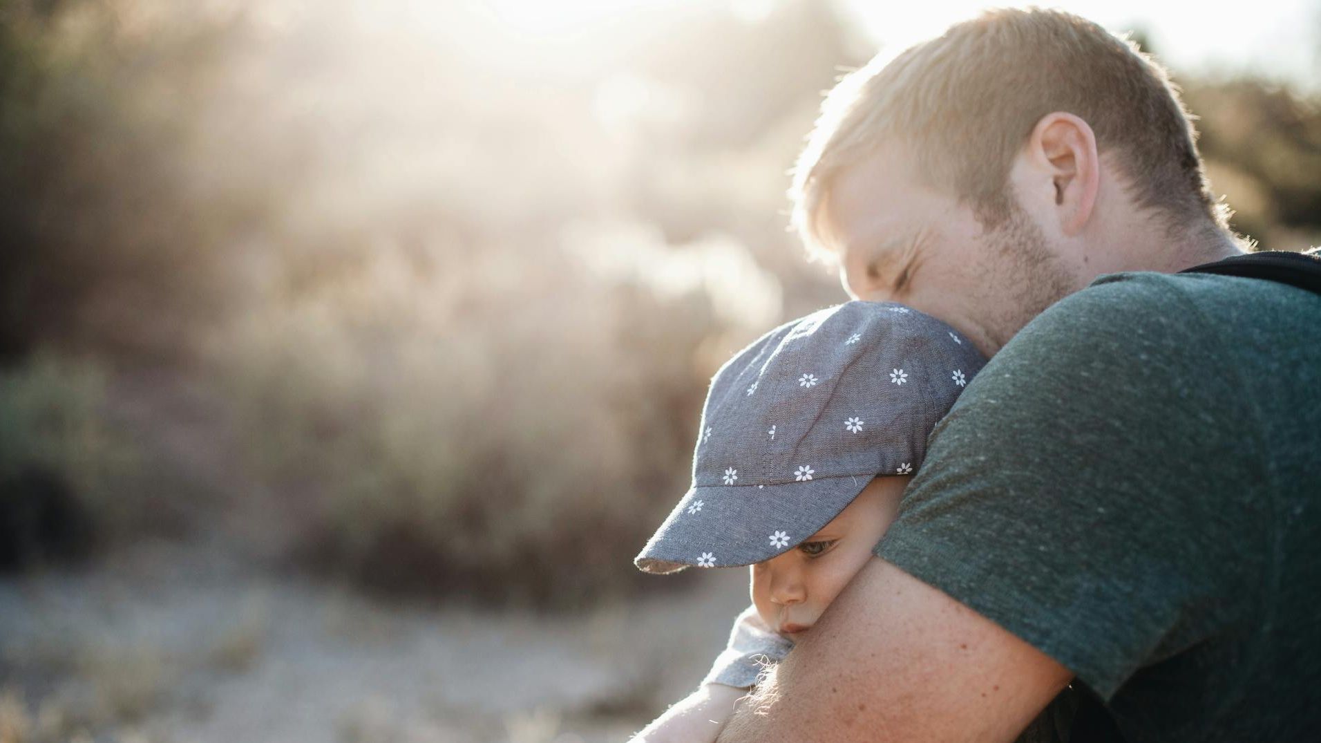 Un padre cuida a su bebé