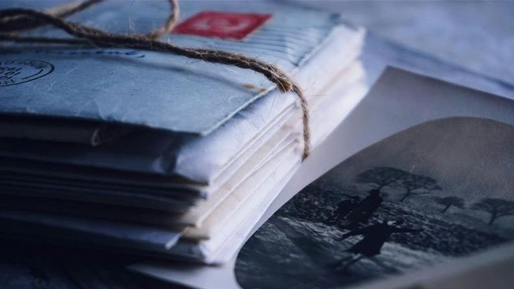 Cartas apiladas con sellos