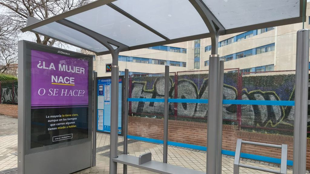 Denuncian una campaña tránsfoba en marquesinas antes del 8M: “¿La mujer nace o se hace?”