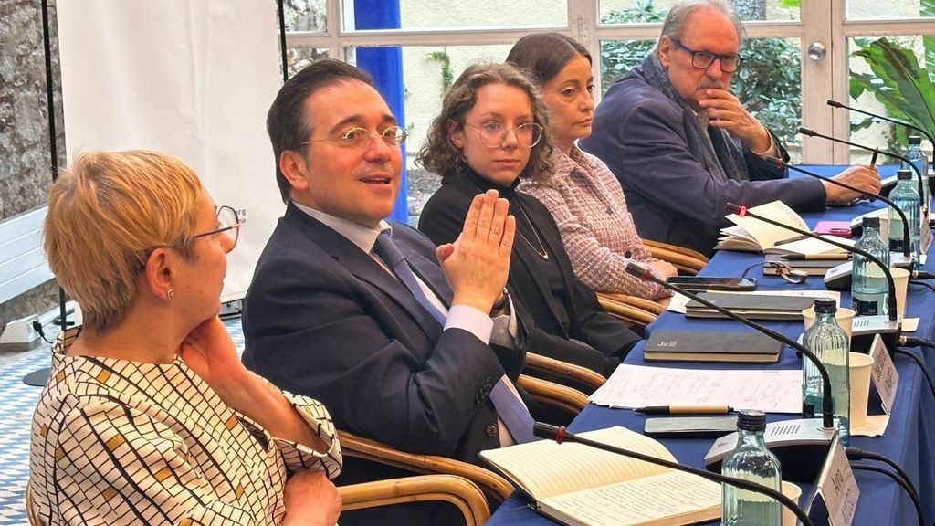 El ministro de Asuntos Exteriores, Unión Europea y Cooperación, José Manuel Albares (2i), en un acto en el Cidob, Barcelona