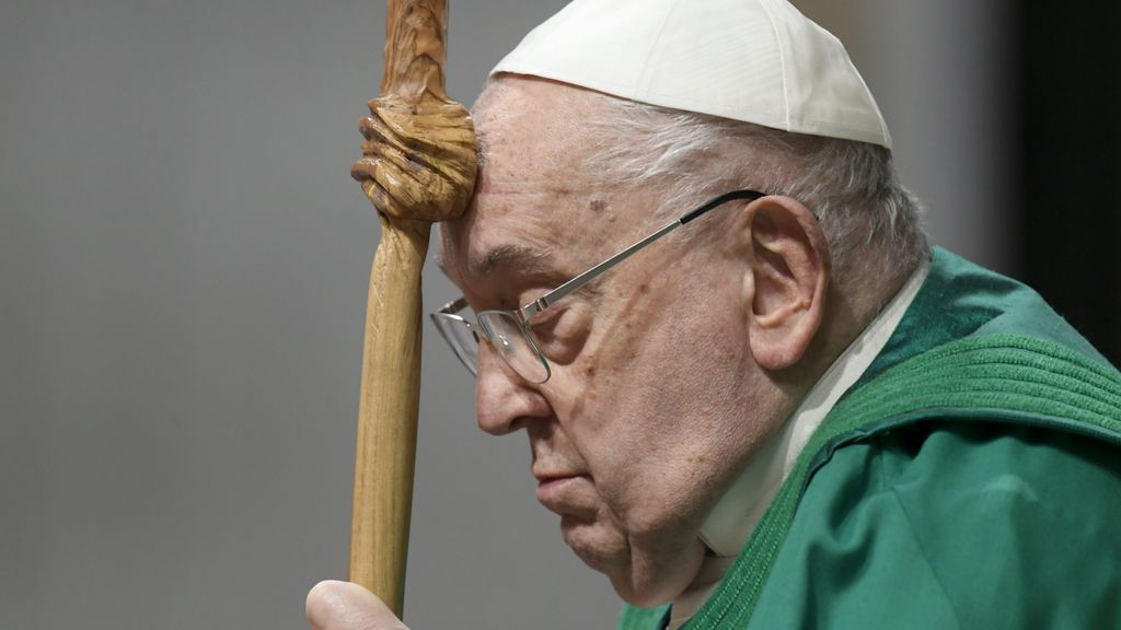 El papa Francisco se mantiene estable pero su cuadro clínico "sigue siendo complejo", según el Vaticano