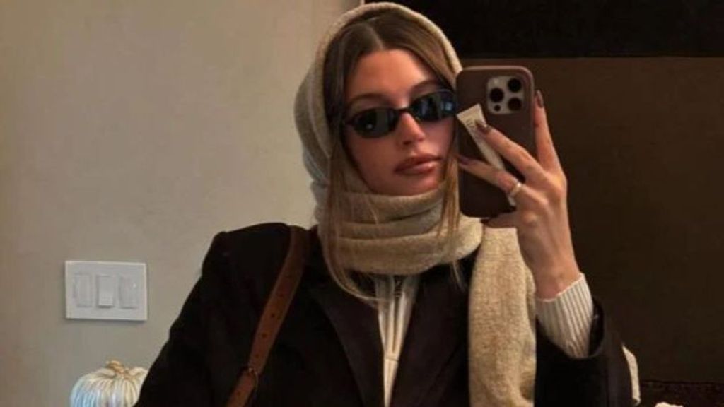 Hailey Bieber se apunta a la tendencia de la bufanda como balaclava