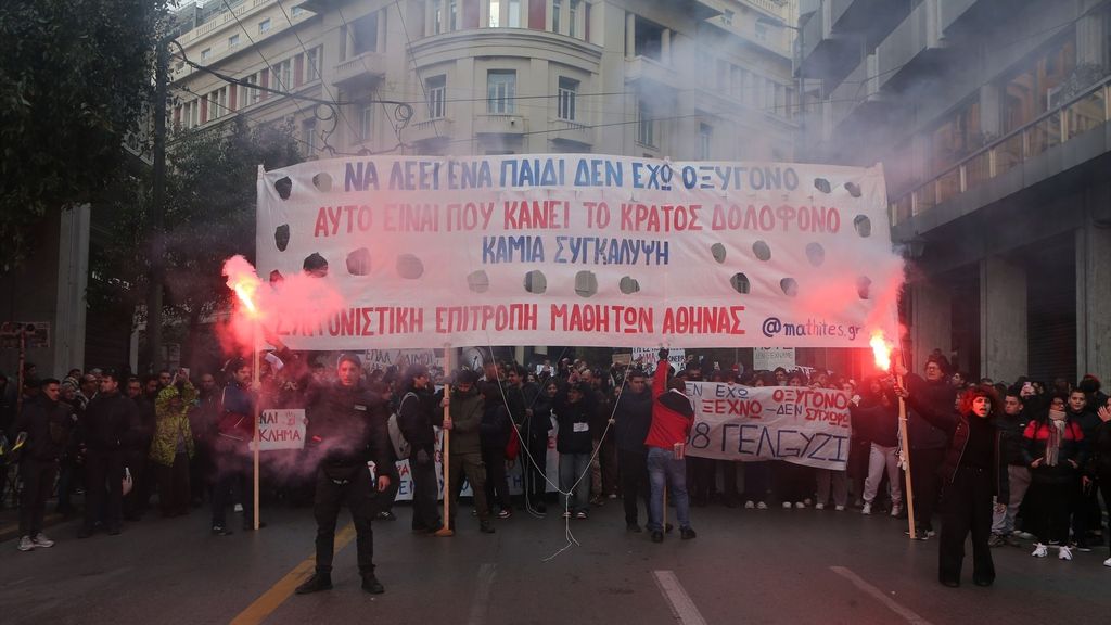 La población griega protesta en Atenas por el accidente de tren en Tempe.