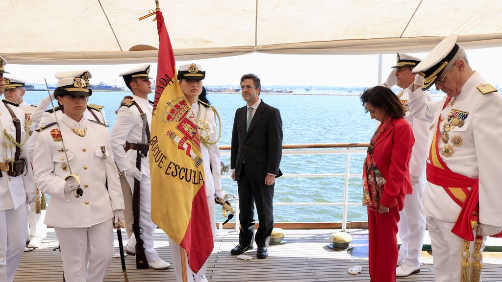 La princesa Leonor ejerce de abanderada durante la jura de 45 españoles en Montevideo presidida por Margarita Robles