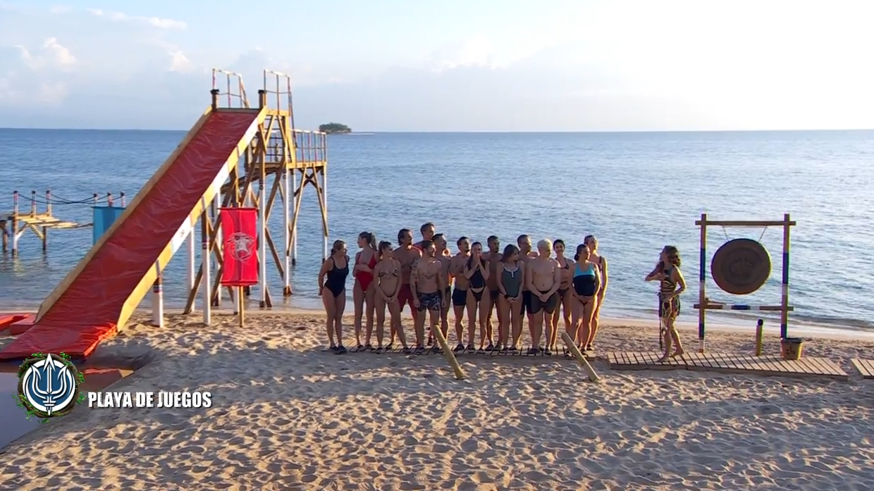 Laura Madrueño le explica a los concursantes el primer juego de este 'Supervivientes 2025', el bautismo de barro