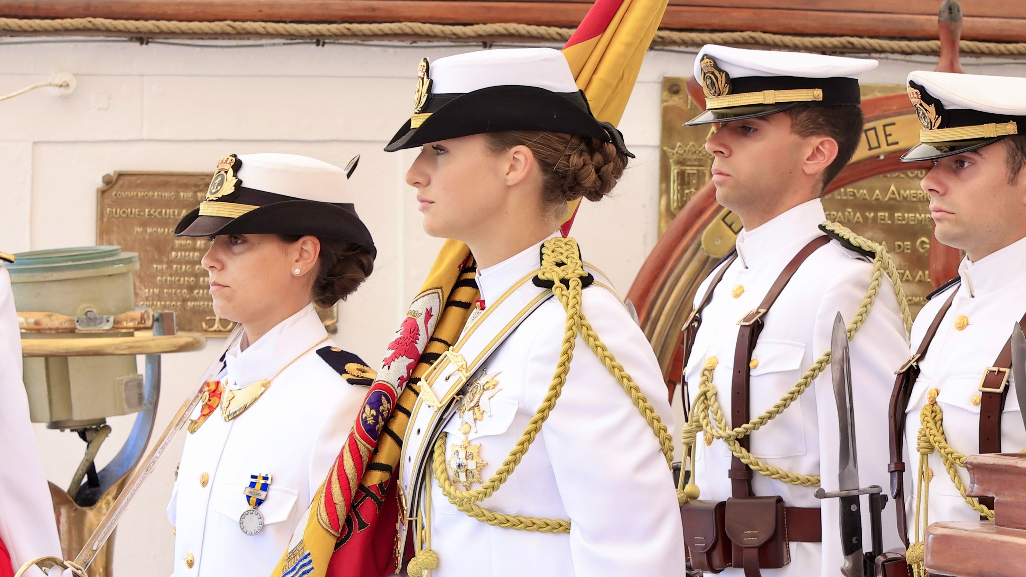 Leonor, en el acto en Uruguay con otros tripulante