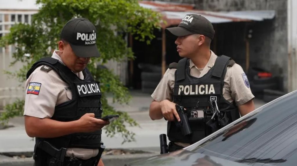 Miembros de la Policía de Ecuador requisando un vehículo en un punto de control en Guayaquil (Ecuador).