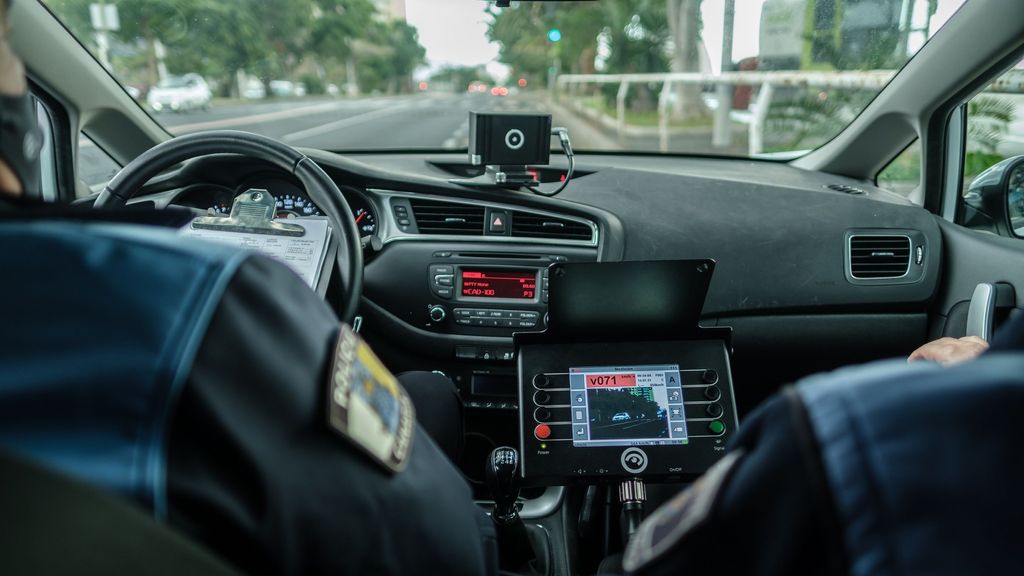 Radares camuflados en coches privados, el método para multar que podría llegar a España