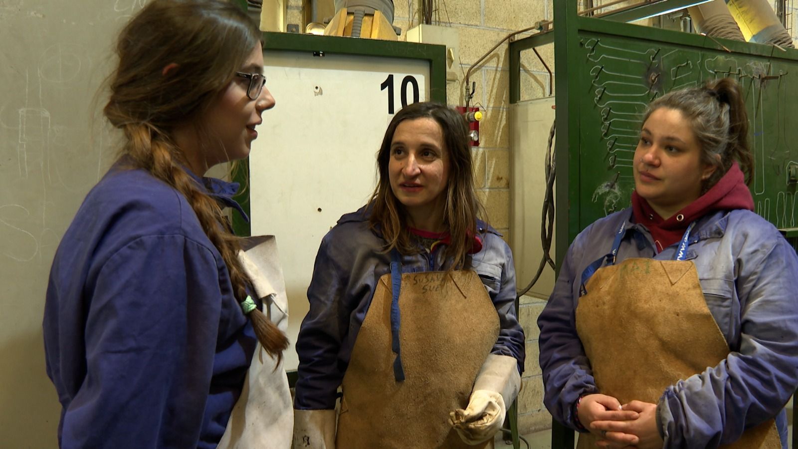 Susana en el centro junto a sus compañeras de curso, Irati y Maitane