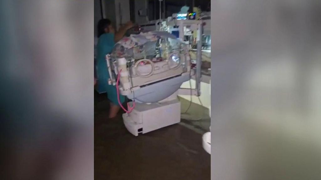 Terror en Argentina por el temporal: así desalojaron las enfermeras a los bebés de las incubadoras en un hospital inundado