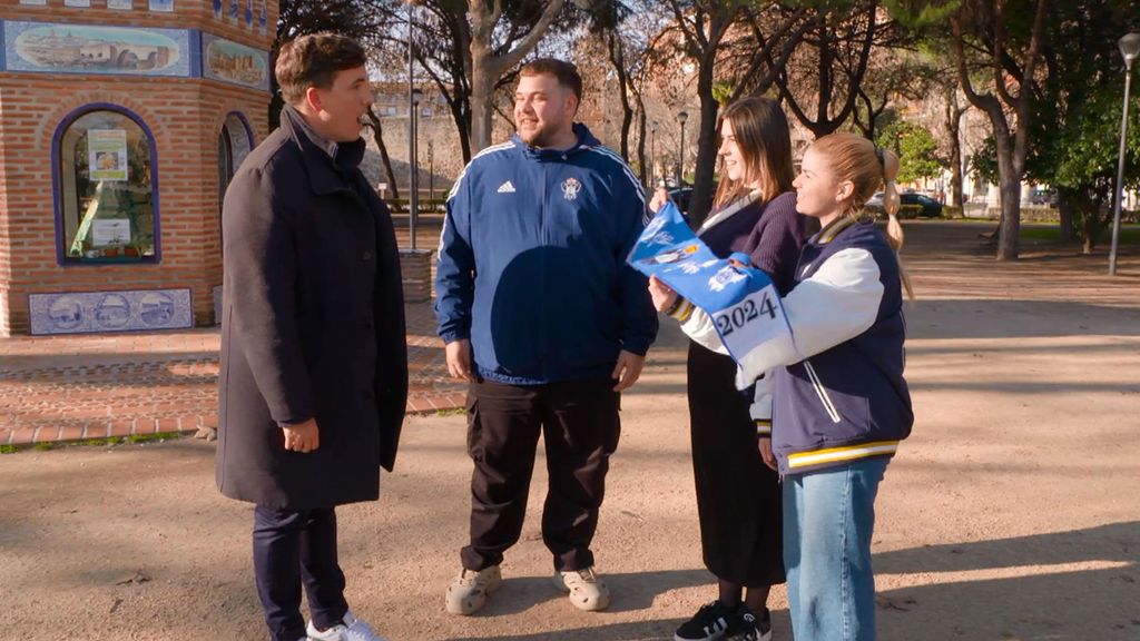 Tres jóvenes del Club de Fútbol Talavera sorprenden a Xuso Jones durante la grabación de ‘Lo sabe, no lo sabe’