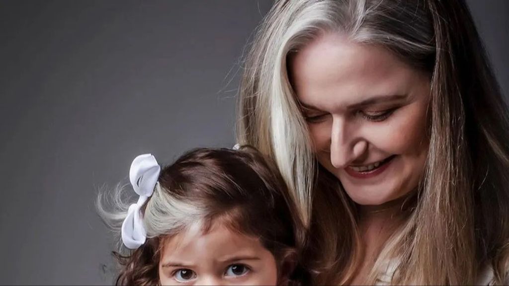 Una niña con canas y su madre