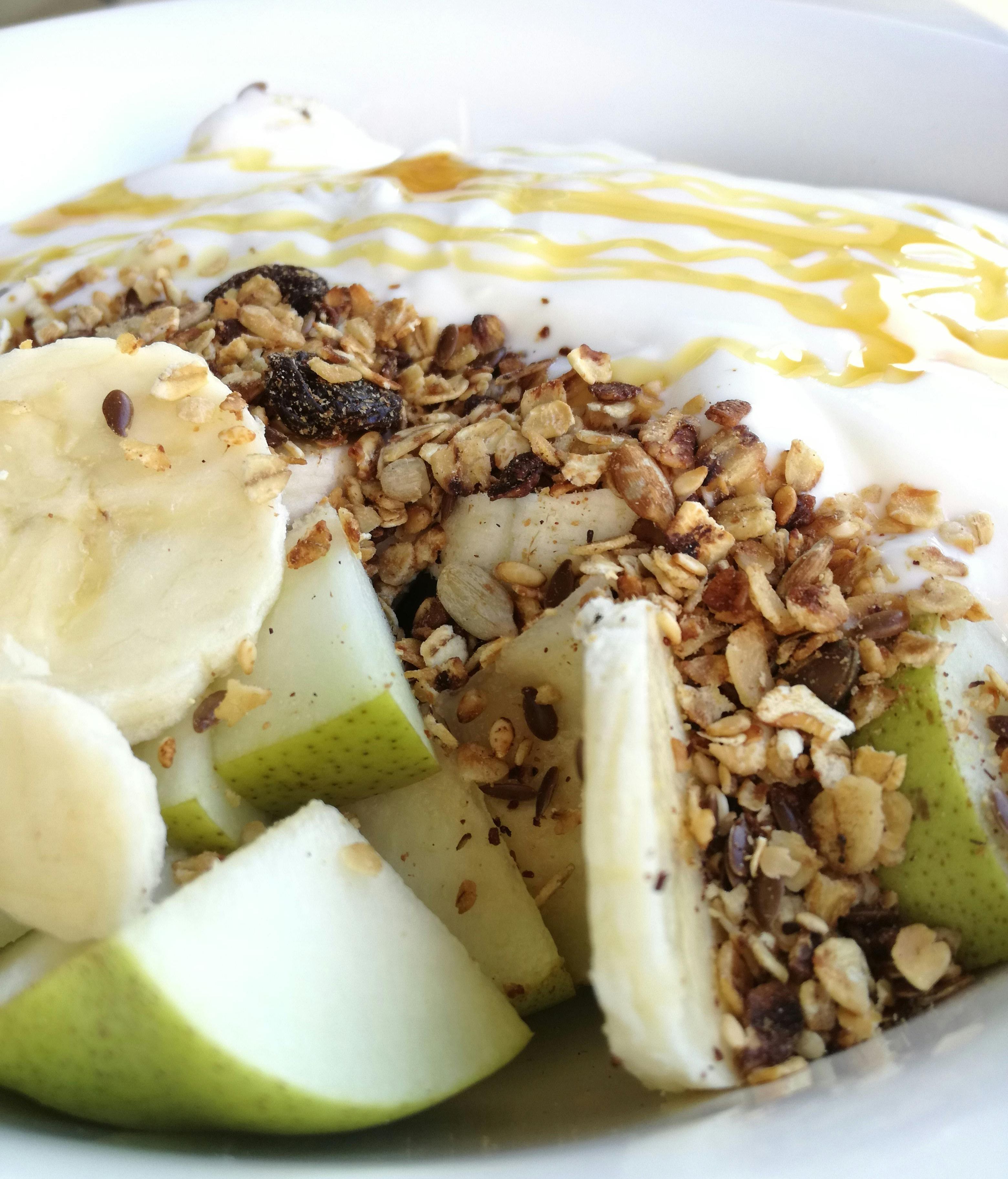 Avena con fruta, miel y yogur