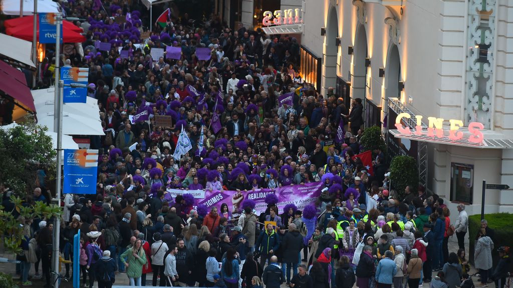 Cientos de personas durante la manifestación del 8M, a 8 de marzo de 2024, en Málaga, Andalucía (España).