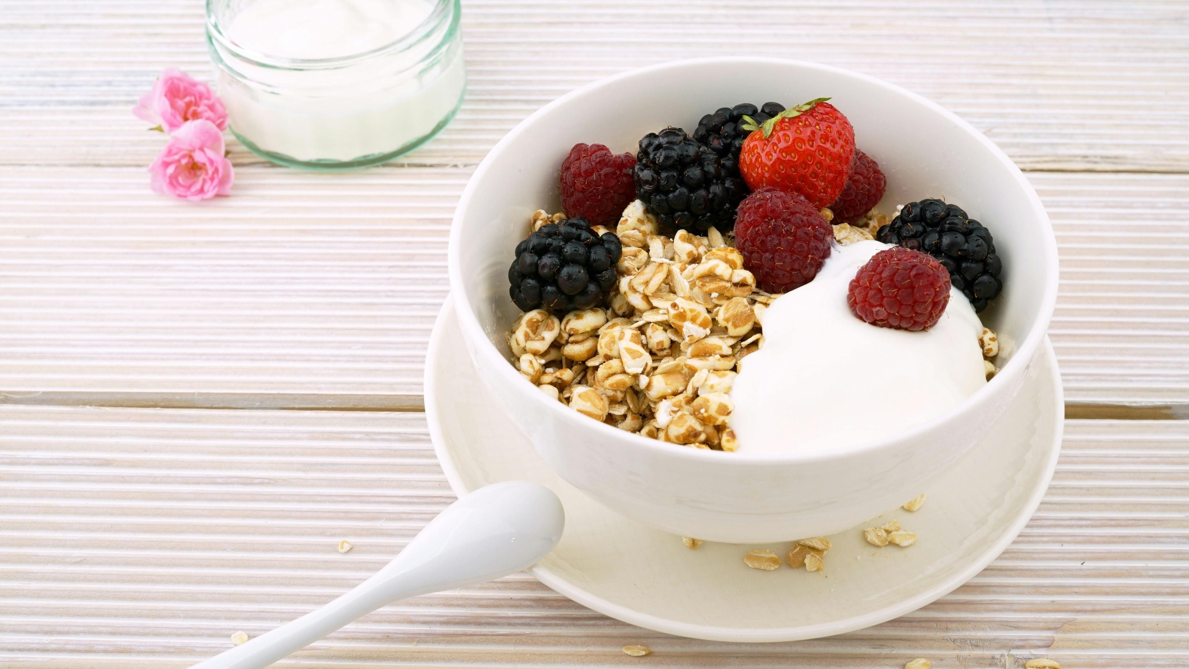 Copos de avena con yogur y frutos rojos