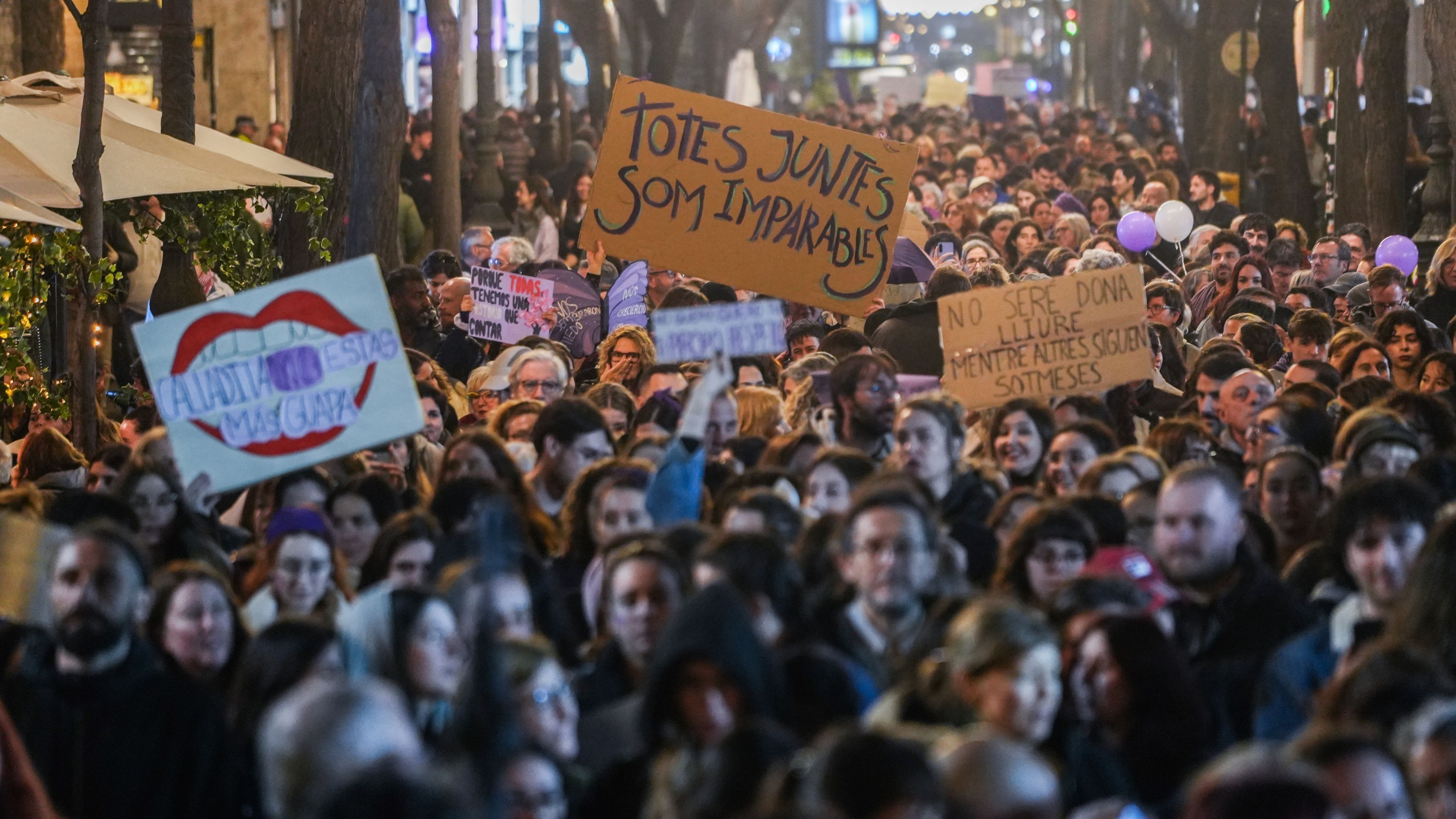 Dos manifestaciones han teñido de morado las calles de València este sábado por la tarde en el Día Internacional de la Mujer y han denunciado la "incompetencia" en la gestión de la dana y la situación que han vivido las mujeres tras la catástrofe, donde han quedado "en segundo plano".  En concreto, han recorrido el centro de la ciudad la manifestación convocada por la Coordinadora Feminista de València y la de la Assemblea Feminista.