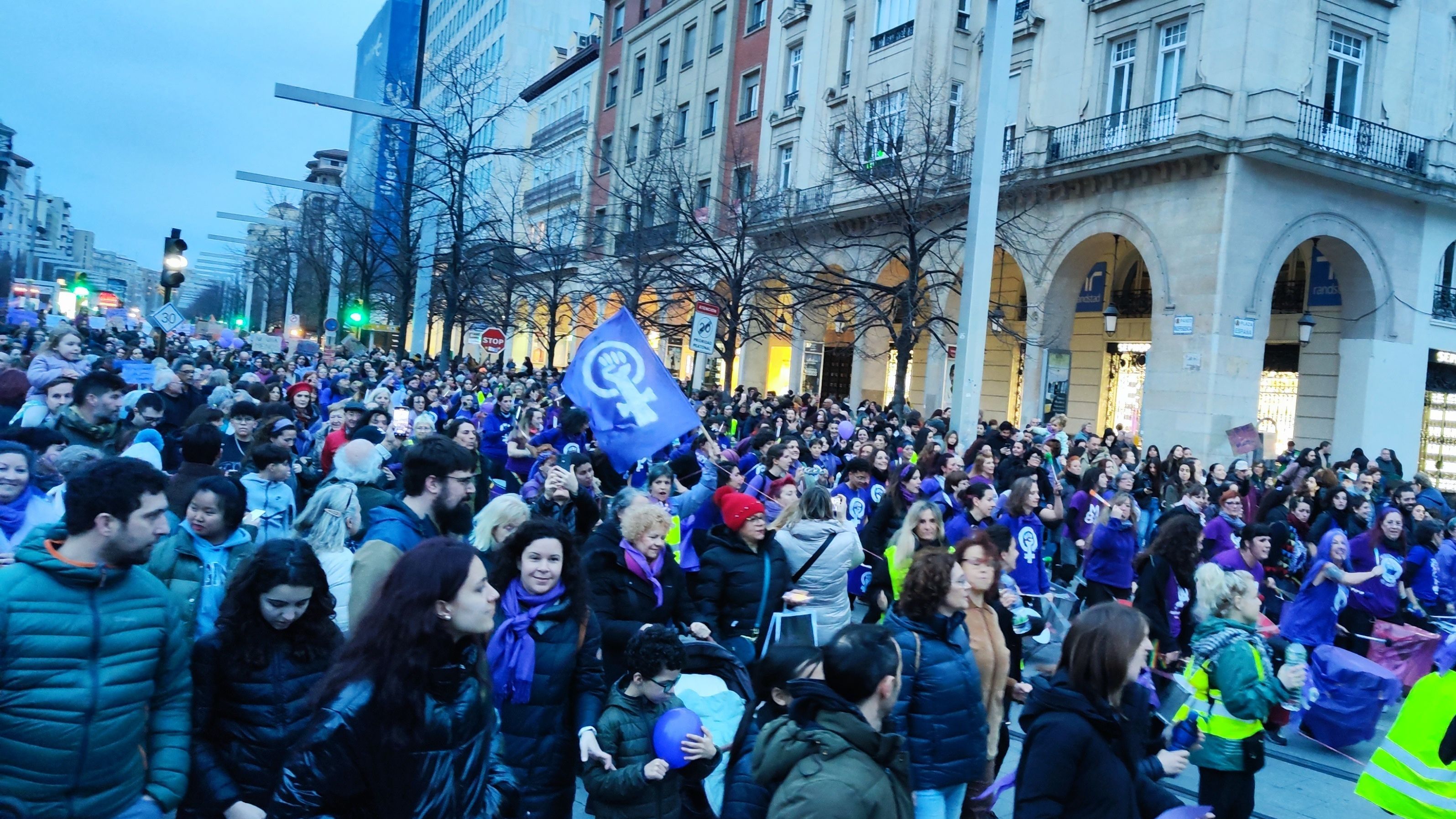 El feminismo se manifiesta dividido Zaragoza en dos marchas que advierten de "la amenaza del retroceso en derechos"