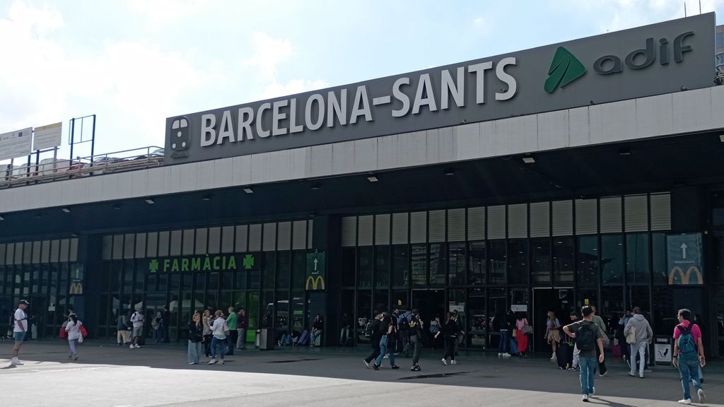 Evacúan a 403 pasajeros de un tren en Barcelona tras una avería en la estación de Sants