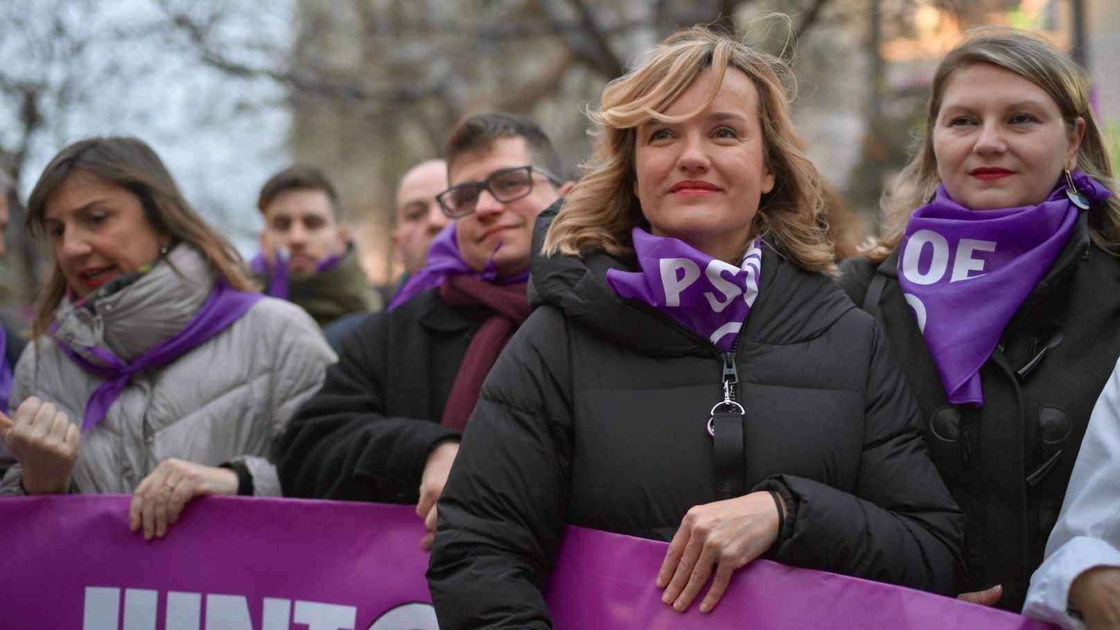 La ministra de Educación, FP y Deportes y portavoz el Gobierno, Pilar Alegría, durante la manifestación convocada por la asociación Coordinadora de Organizaciones Feministas, a 8 de marzo de 2025, en Zaragoza